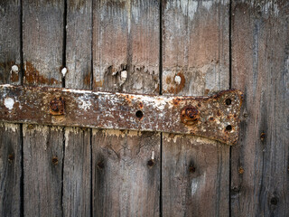 penture rouillée d'une porte en bois