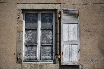 vieille fenêtre avec un seul volet