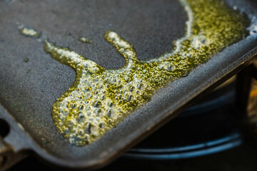 溶けて沸騰するバター