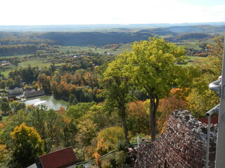 Blick von der Burgruine Hohnstein auf Neustadt im S&uuml;dharz im Herbst vom Aussichtsturm , Harz