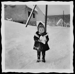 foto photo vintag retro alt old kind child snow winter schnee cute niedlich mädchen girl mantel...