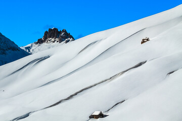 panorama zima w dolomity śnieg góry chatka w śniegu - obrazy, fototapety, plakaty