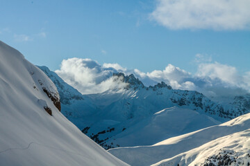 panorama zima w dolomity śnieg chmury góry ślady na śniegu - obrazy, fototapety, plakaty
