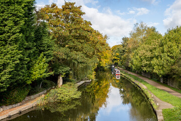 Fototapeta na wymiar Looking up the Leeds Liverpool canal in autumn