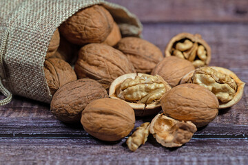 Walnüsse im Jutebeutel in einer Nahaufnahme