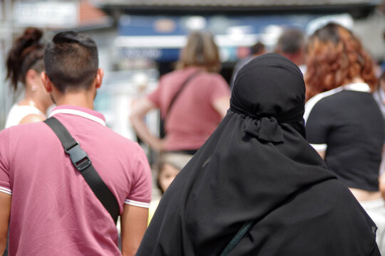 Femme voil&eacute;e dans la foule
