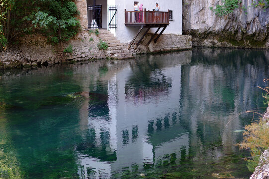 Reflet du tekke dans la Buna