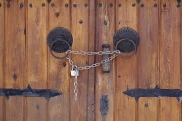 Battants de portes en bois fermés à clef