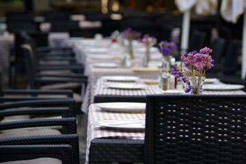 Tables de restaurant dressées en terrasse, Belgrade