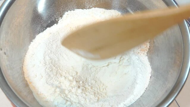 パン生地にぬるま湯を入れる様子