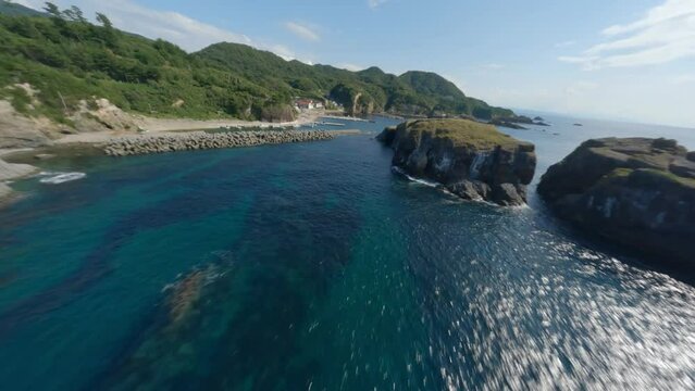 空撮　日御碕の岸壁をすり抜けていく様子