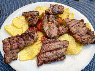 TERNERA A LA PLANCHA CON PATATAS PANADERAS Y PIMIENTO ROJO