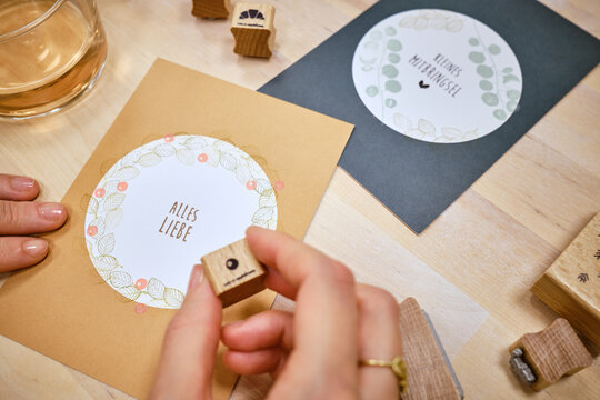Kreatives stempeln von Gru&szlig;karten.Creative stamping greeting cards.Fijnwerk Ratingen