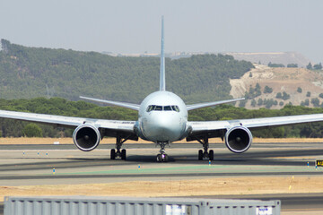 Avi&oacute;n de l&iacute;nea bimotor