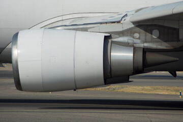 Reactor de avión de línea