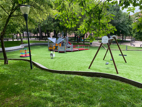 PARQUE INFANTIL DE HIERBA ARTIFICIAL
