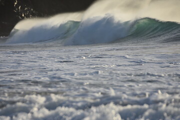 The sea brings out its most beautiful waves for surfing © alexisftv