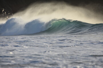 The sea brings out its most beautiful waves for surfing © alexisftv