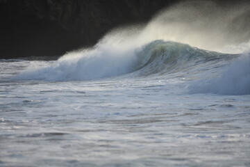 The sea brings out its most beautiful waves for surfing © alexisftv