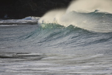 The sea brings out its most beautiful waves for surfing © alexisftv