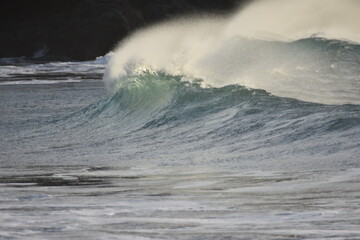 The sea brings out its most beautiful waves for surfing © alexisftv