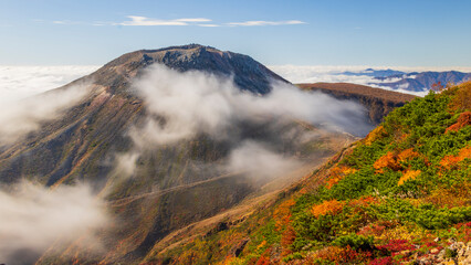 那須岳の紅葉　流れる雲　秋　絶景