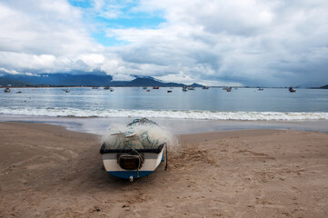 Fototapeta na wymiar Beautiful view of praia da pinheira whit boats in brazil
