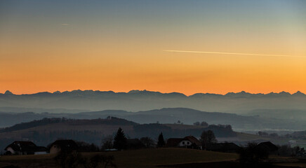 silueta de los Alpes austriacos al atardecer