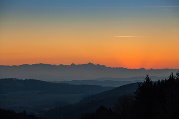 silueta de los Alpes austriacos al atardecer