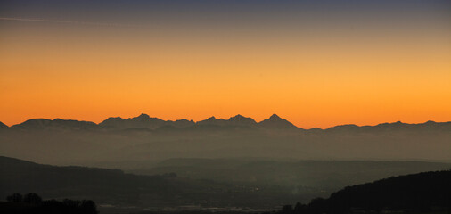 silueta de los Alpes austriacos al atardecer