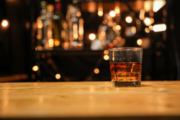 Barman pouring whiskey whiskey glass beautiful night - obrazy, fototapety, plakaty