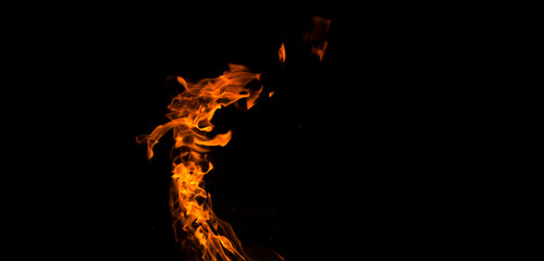El ardor de las llamas en su vivacidad lúgubre.  - obrazy, fototapety, plakaty