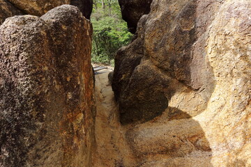 岩の間の登山道