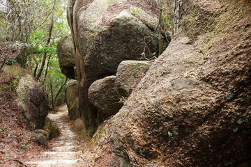 巨岩の間に整備された登山道
