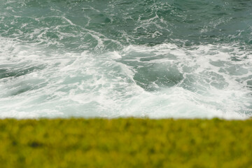 Textura de Grama e ondas do Mar em Saquarema-RJ