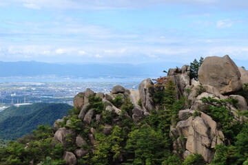 琵琶湖を背景にした天狗岩周辺の岩場の風景