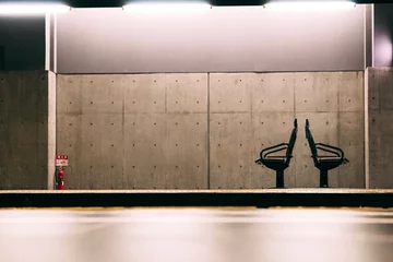 Fototapeten 京都駅の早朝のベンチとホーム © 拓馬 福富
