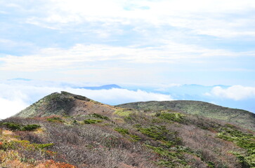 Mt Kurikoma is a volcano on the prefectural borders of Akita, Iwate and Miyagi. It is famous for having a wide range of mountain plants and amazing fall foliage. It is known as one of Japan’s best Mt.