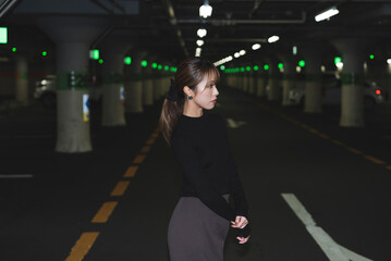 Fototapeta premium 地下駐車場にいる女性