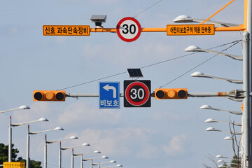 어린이 보호구역에 설치된 신호 과속 단속장비