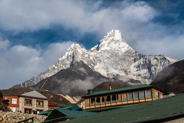 Pangboche, Nepal: Theehuislodges in het Pangboche-dorp langs de Everest-basiskamptrektocht met de prachtige Ama Dablam-piek in de Himalaya in Nepal