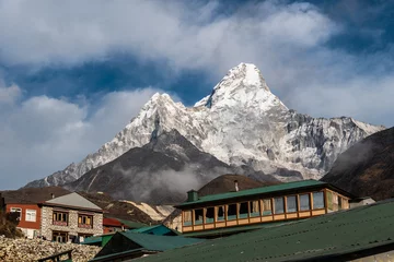 Crédence de cuisine en verre imprimé Ama Dablam Pangboche, Népal : pavillons de salon de thé dans le village de Pangboche le long de la randonnée du camp de base de l& 39 Everest avec le magnifique pic Ama Dablam dans l& 39 Himalaya au Népal