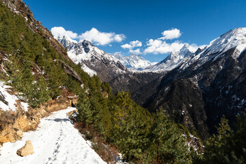 Everest basiskamp wandelpad na een sneeuwval in de winter met de toppen van Mount Everest en Ama Dablam in de Himalaya in Nepal