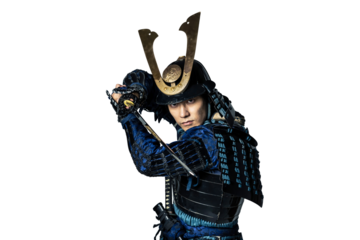 刀を抜くサムライ　武将　背景透過PNG　切り抜き写真
