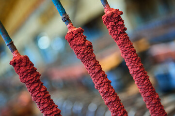 Red copper powder overgrowth on long metal cathode rods