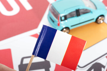 Fototapeta na wymiar Flagge von Frankreich, Verkehrsschilder und ein Auto