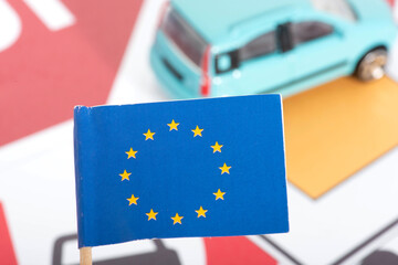 Flagge der Europäischen Union, Verkehrsschilder und ein Auto © studio v-zwoelf