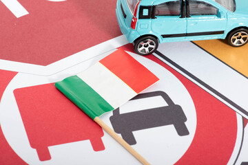 Flagge von Italien, ein Auto und verschiedene Verkehrsschilder