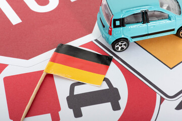 Flagge von Deutschland, Verkehrsschilder und ein Auto
