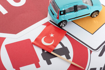 Flagge der Türkei, Verkehrsschilder und ein Auto
